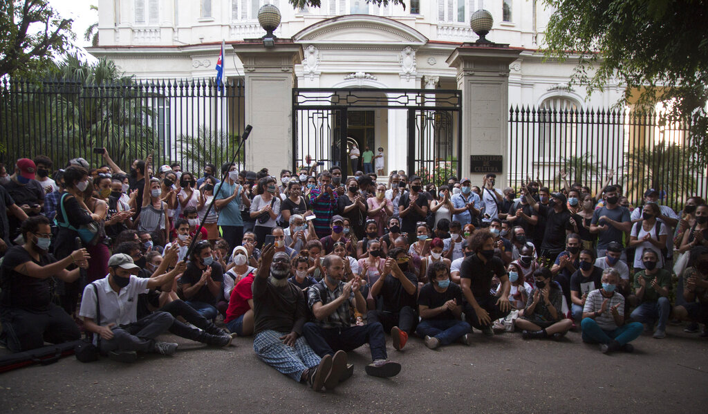 Jóvenes artistas protestan frente a las puertas del Ministerio de Cultura, en La Habana, Cuba, el viernes 27 de noviembre de 2020. (AP)