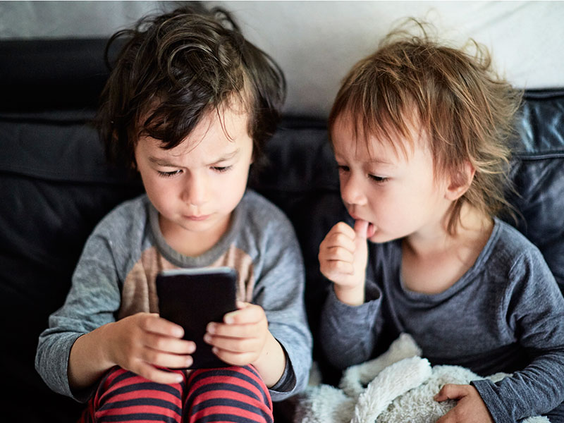 Familias con hijos aprendiendo en el celular y padres en 'home office' son la rutina. ESPECIAL