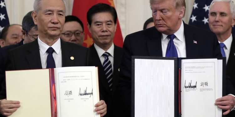 Donald Trump sostiene al acuerdo comercial firmado con China en enero de 2020 en la Casa Blanca. AP
