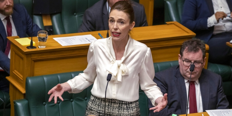 La primera ministra de Nueva Zelanda, Jacinda Ardern, presenta una moción en el Parlamento en Wellington, Nueva Zelanda, para declarar una emergencia climática, el miércoles 2 de diciembre de 2020. (NYT)