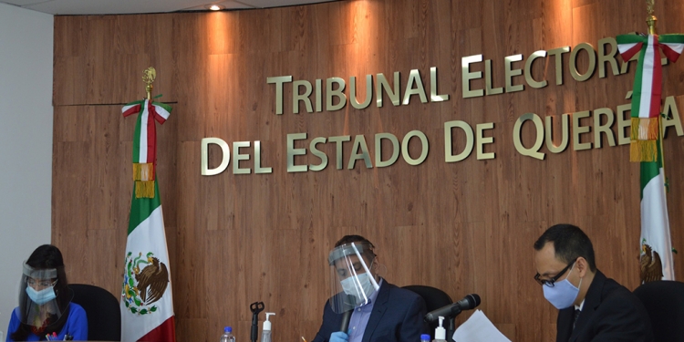 Funcionarios del Tribunal Electoral del Estado de Querétaro en sesión. ESPECIAL