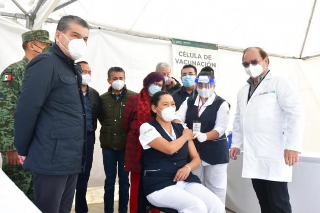 Miembros del sector Salud recibieron la fórmula ayer en Coahuila. ESPECIAL