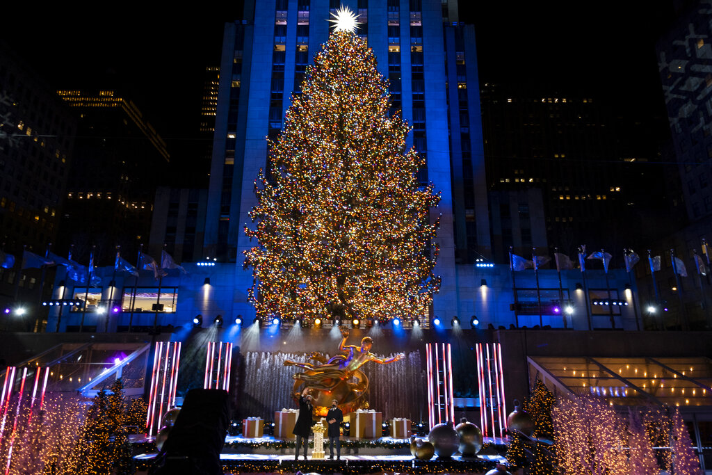 Más de 50.000 luces iluminan el árbol de Navidad de Rockefeller Center durante la ceremonia de encendido, el miércoles 2 de diciembre de 2020, en Nueva York. (AP)