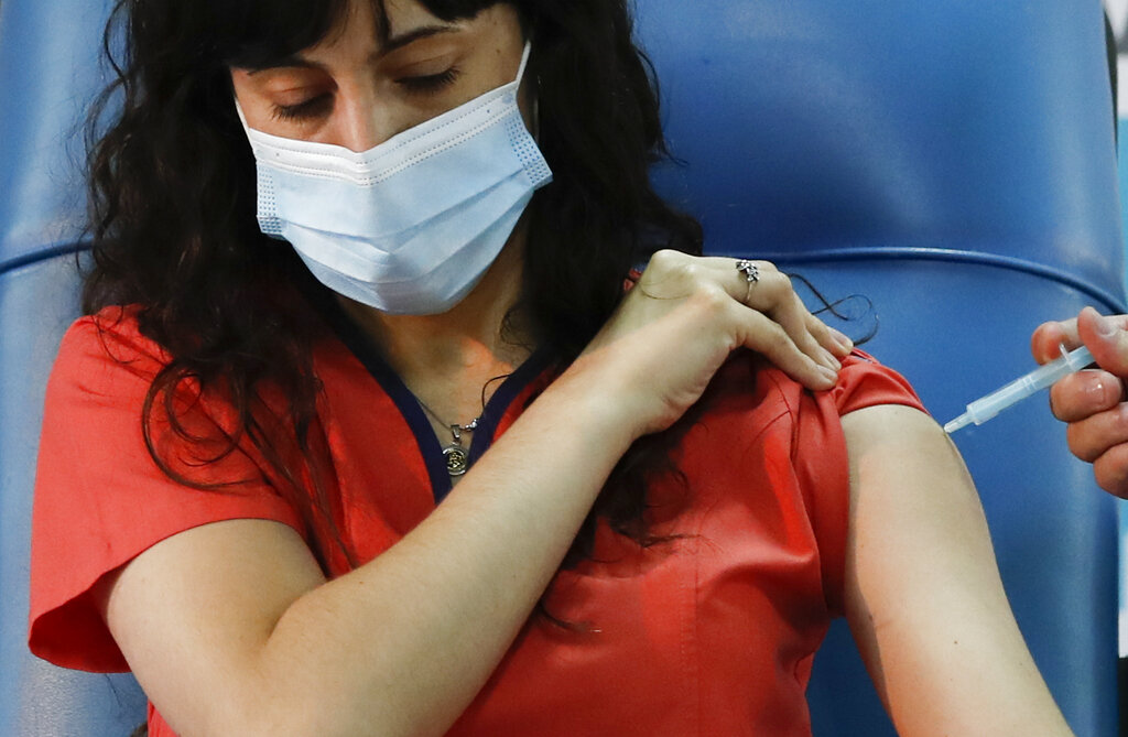 La Dra. Estefanía Zevrnja recibe una inyección de la vacuna rusa Sputnik V para el COVID-19 en el Hospital Dr. Pedro Fiorito en Avellaneda, Argentina, el martes 29 de diciembre de 2020. (AP)