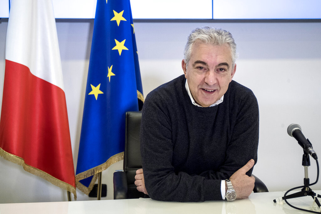 El comisionado especial de Italia para el coronavirus Domenico Arcuri se reúne con miembros de la prensa en Roma, el 13 de diciembre de 2020. (Roberto Monaldo/LaPresse via AP)