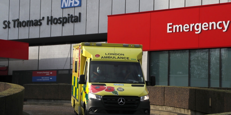 Una ambulancia llega a un hospital de Londres, el miércoles 30 de diciembre de 2020. (AP)