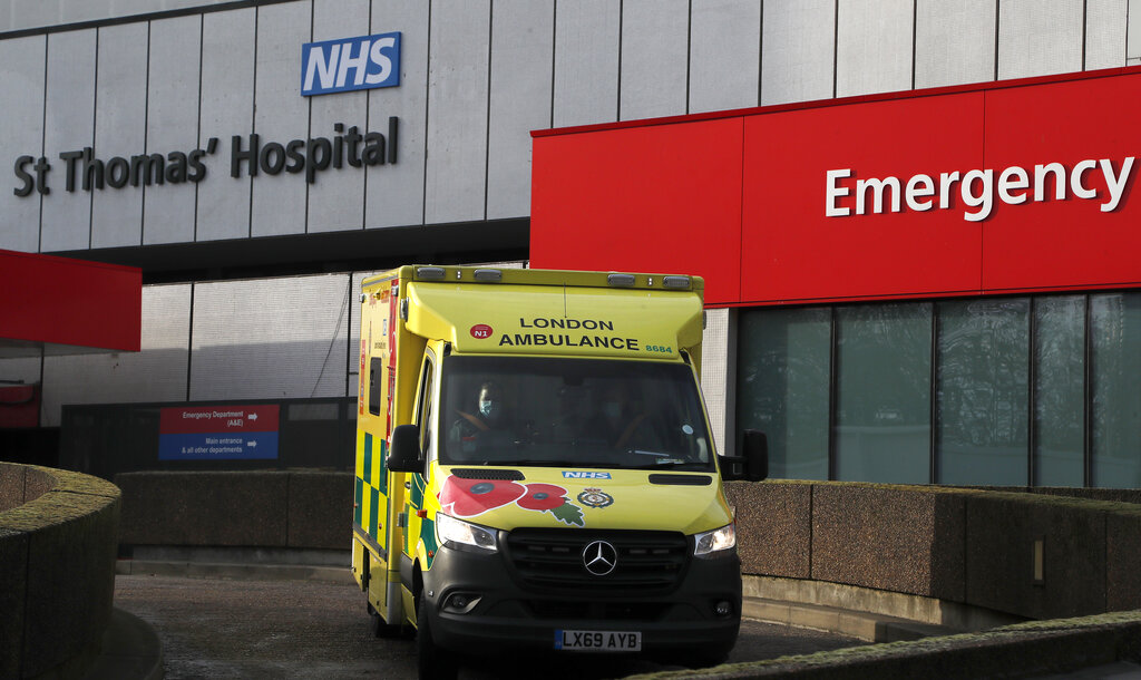 Una ambulancia llega a un hospital de Londres, el miércoles 30 de diciembre de 2020. (AP)