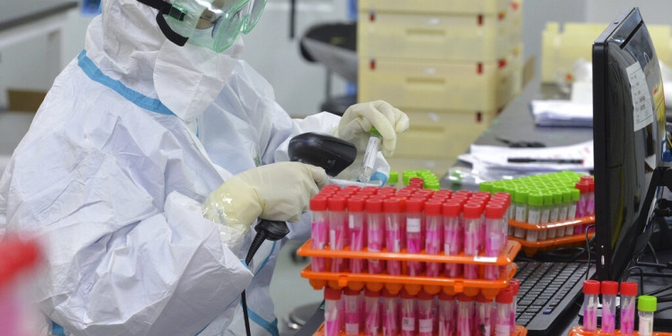 Un trabajador sanitario escanea muestras de ácido nucleico reunidas para una campaña masiva de pruebas diagnósticas de coronavirus, en un laboratorio en el municipio de Tianjin, en el norte de China, el lunes 23 de noviembre de 2020. (Chinatopix via AP)