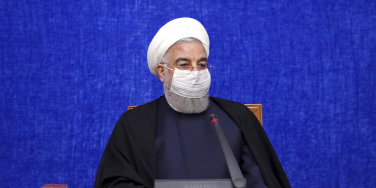 En esta imagen proporcionada por el sitio web oficial de la presidencia iraní, el presidente, Hasán Ruhaní, habla durante una reunión en Teherán, Irán, el miércoles 9 de diciembre de 2020. (AP)