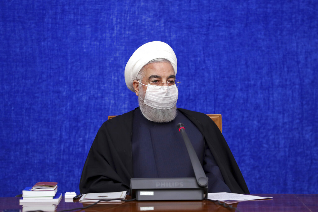 En esta imagen proporcionada por el sitio web oficial de la presidencia iraní, el presidente, Hasán Ruhaní, habla durante una reunión en Teherán, Irán, el miércoles 9 de diciembre de 2020. (AP)