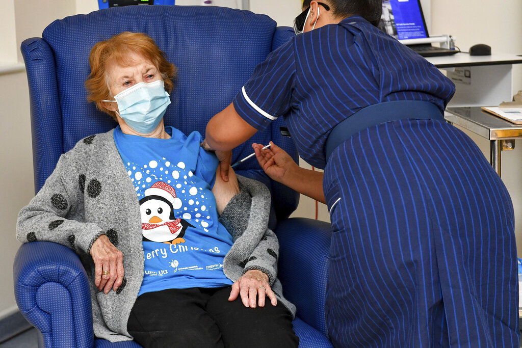 Margaret Keenan, de 90 años, recibe la primera dosis suministrada en Gran Bretaña de la vacuna de Pfizer-BioNTech contra el COVID-19. (AP)
