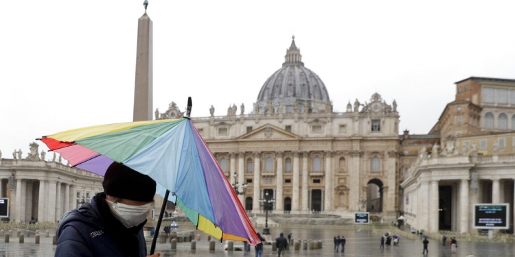 Una persona en la vacía Plaza de San Pedro en Ciudad del Vaticano, el 24 de enero del 2021. (AP)