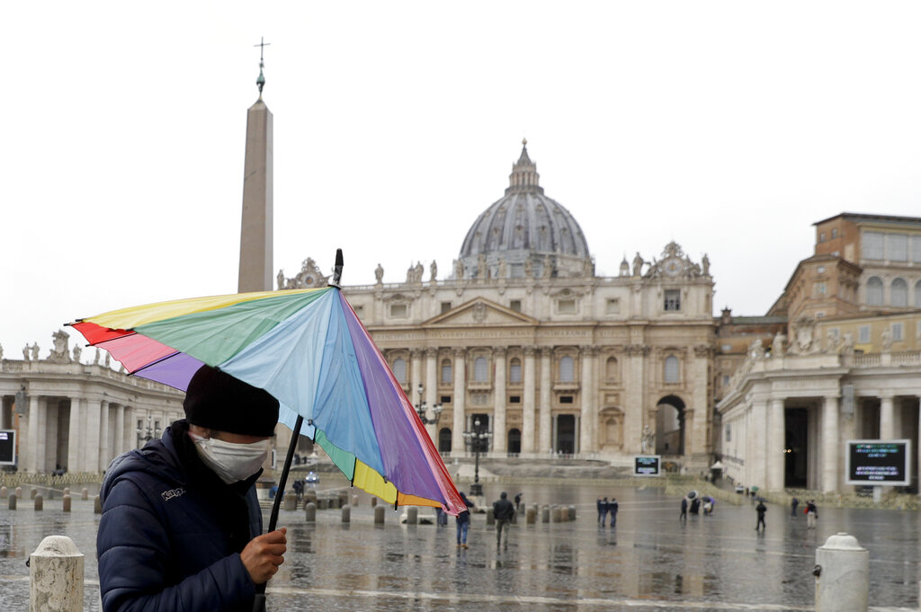Una persona en la vacía Plaza de San Pedro en Ciudad del Vaticano, el 24 de enero del 2021. (AP)