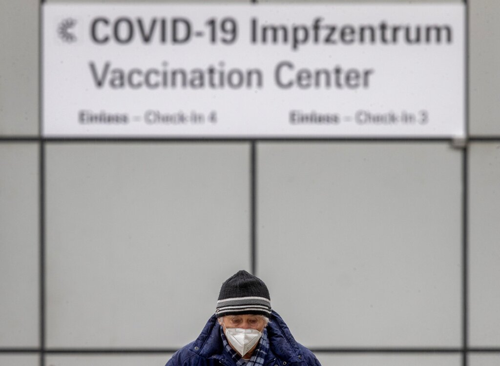 Un hombre con mascarilla sale de un centro de vacunación contra el COVID-19 en Fráncfort, Alemania./Foto:AP
