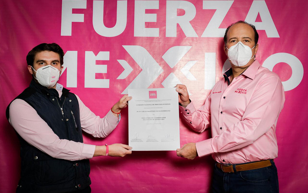 Juan Carlos Martínez recibe constancia como precandidato a la gubernatura /Foto: Especial