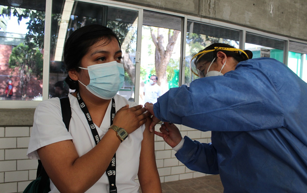 Nervios, miedo y esperanza al recibir la vacuna contra la COVID-19 /Foto: Especial