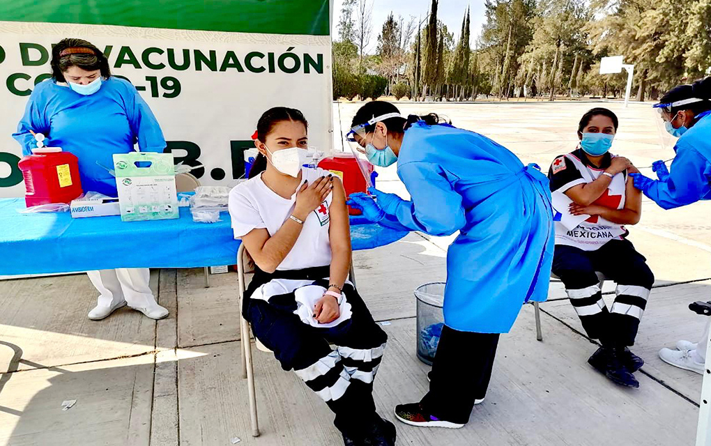 Socorristas de la Cruz Roja reciben vacuna/ Foto: Especial