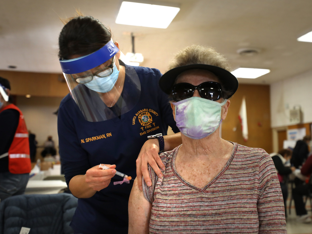 Una paciente recibe la vacuna contra el COVID-19 de Moderna en Santa Bárbara, California.