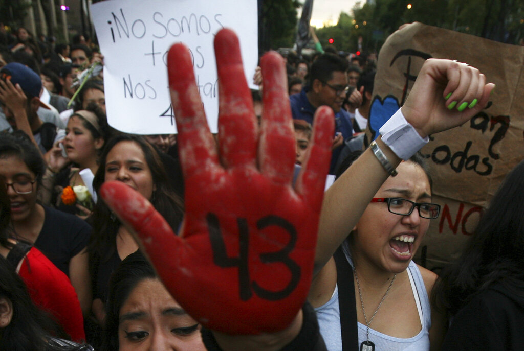 En esta foto de archivo del 22 de octubre de 2014, una multitud en la Ciudad de México protesta por la desaparición de 43 estudiantes en el estado de Guerrero. (AP)