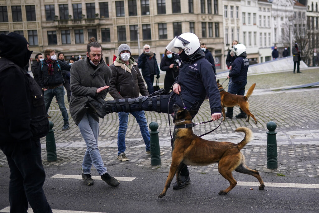 La protesta contra las medidas anti-virus en Bruselas el 31 de enero del 2021. (AP)