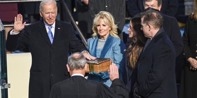 Joe Biden presta juramento como 46to presidente en Estados Unidos ante el titular de la Corte Suprema, John Roberts. Su esposa Jill Biden sostiene la Biblia. En el Capitolio, Washington, miércoles 20 de enero de 2020. (Saul Loeb/Pool Photo via AP)