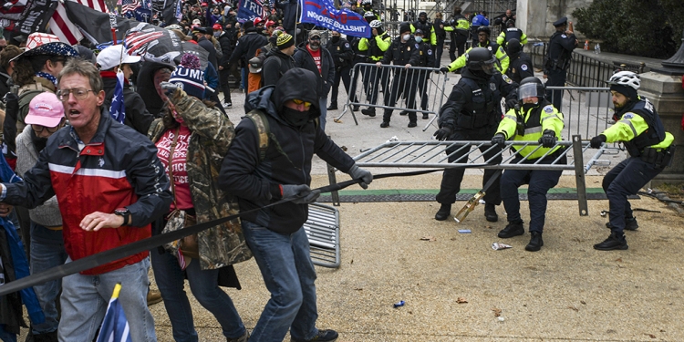 Turba de republicanos radicales durante protestas violentas el miércoles en Washington. NYT