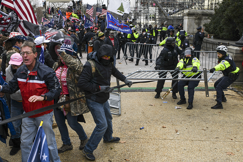Turba de republicanos radicales durante protestas violentas el miércoles en Washington. NYT