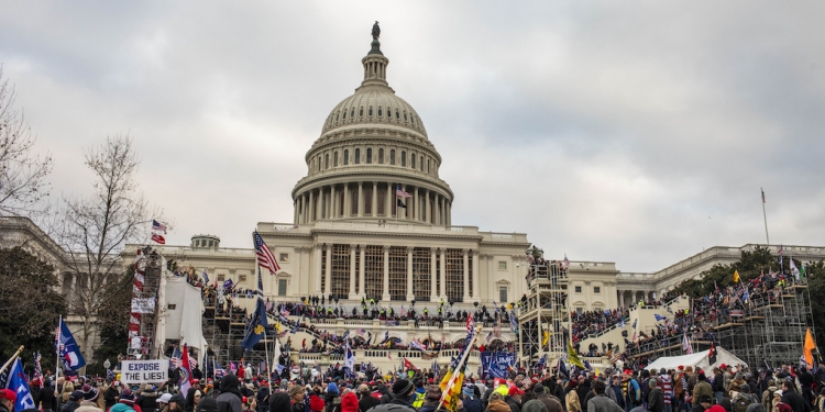 Partidarios del presidente Trump rodearon el Capitolio de Estados Unidos y traspasaron sus puertas el miércoles.