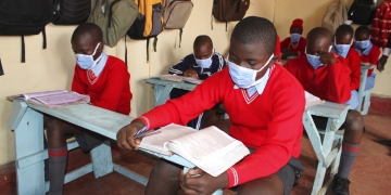 Niños en la Escuela Precious Talent Top en Nairobi, Kenia, el 4 de enero de 2021. Las escuelas del país reabrieron después de nueve meses cerradas debido al coronavirus. (AP)