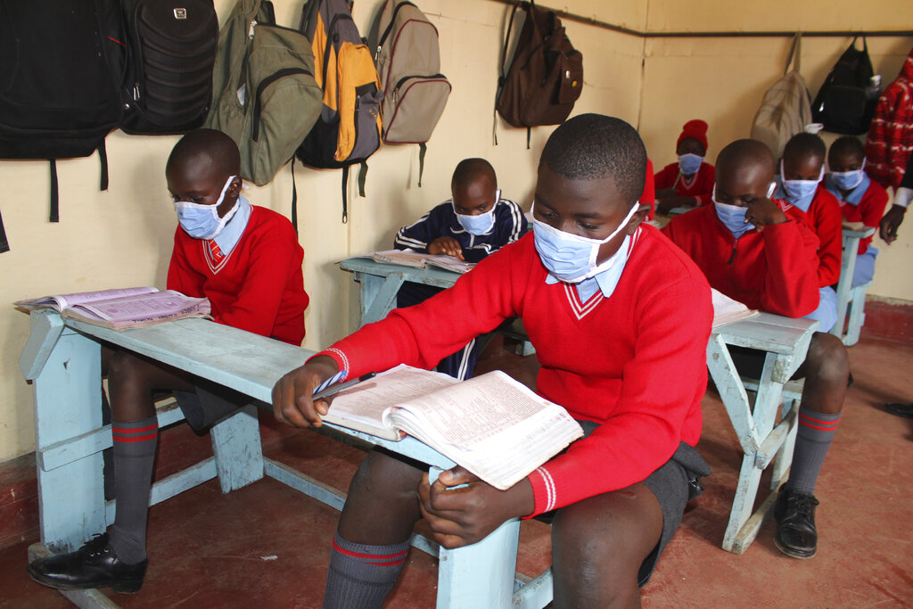 Niños en la Escuela Precious Talent Top en Nairobi, Kenia, el 4 de enero de 2021. Las escuelas del país reabrieron después de nueve meses cerradas debido al coronavirus. (AP)