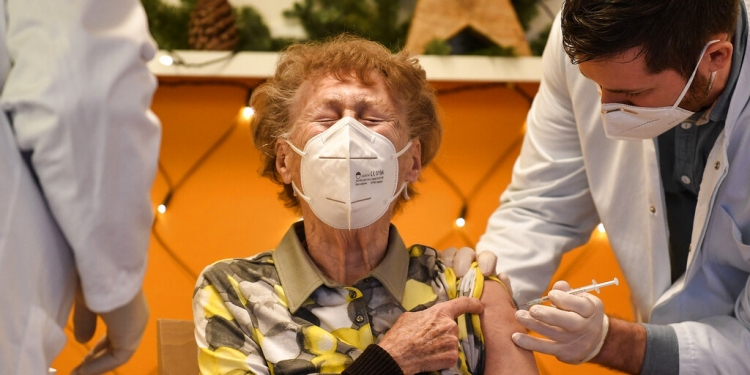 Una persona recibe la vacuna contra el coronavirus en Colonia, Alemania el 27 de diciembre del 2020. (AP)