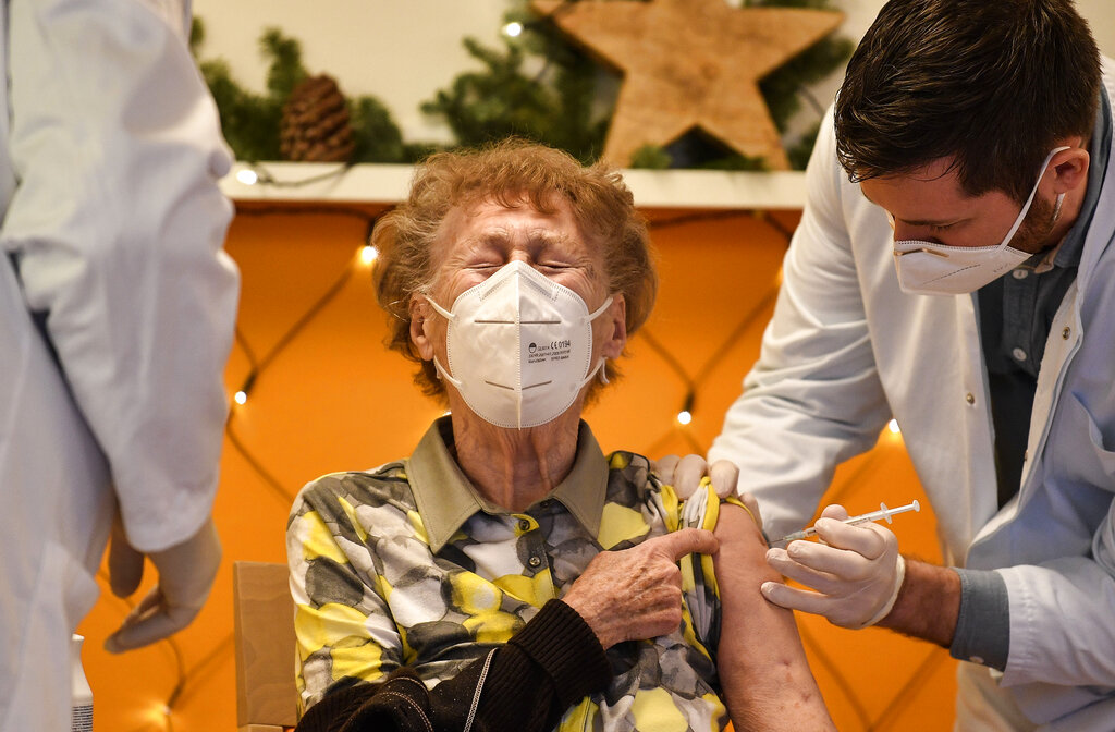 Una persona recibe la vacuna contra el coronavirus en Colonia, Alemania el 27 de diciembre del 2020. (AP)