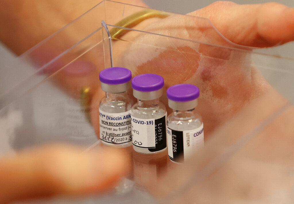 Vacunas contra el coronavirus desarrolladas por Pfizer-BioNTech, en el Hospital Rene-Muret en Servan, cerca de París el 27 de diciembre del 2020 (Thomas Samson/Pool Photo via AP)