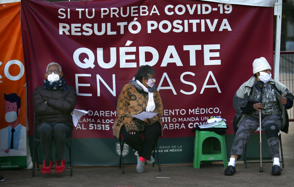 Varias personas aguardan a que les hagan la prueba de detección del coronavirus el miércoles 6 de enero de 2021, en la Ciudad de México. (AP)