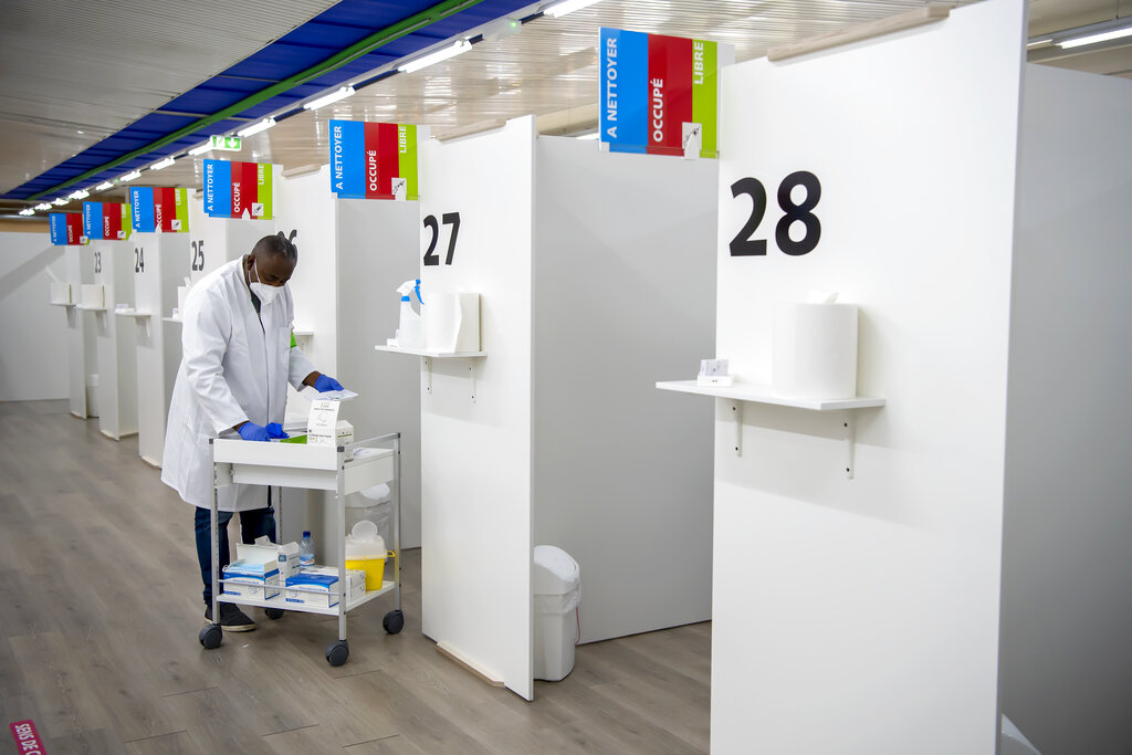 Un enfermero se prepara para administrar una vacuna Pfizer/BioNTech para el coronavirus en el centro de vacunación m3 Sanitrade en Ginebra, Suiza, el 6 de enero de 2021. (Martial Trezzini/Keystone via AP)