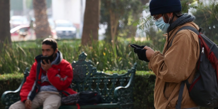 Los contaminantes del aire en época de frío reducen la capacidad inmune. Cuartoscuro