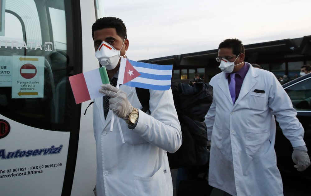 Médicos cubanos apoyan en Milán, Italia, en la lucha contra el coronavirus. (AP)