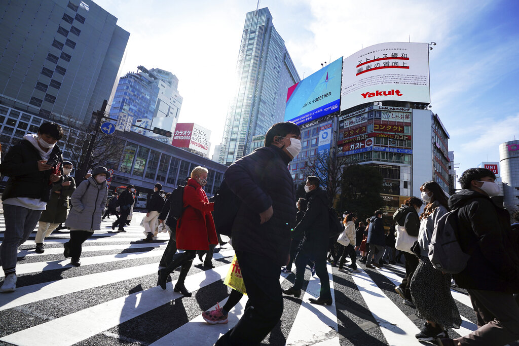 Personas con cubrebocas para protegerse del coronavirus caminan por una calle en Tokio, Japón, el 25 de enero de 2021. (AP)