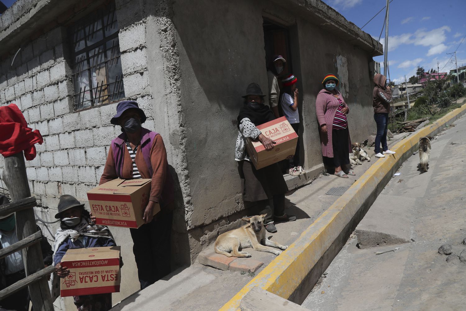 Habitantes de Quito reciben alimentos de su gobierno durante el confinamiento por COVID-19. (AP)