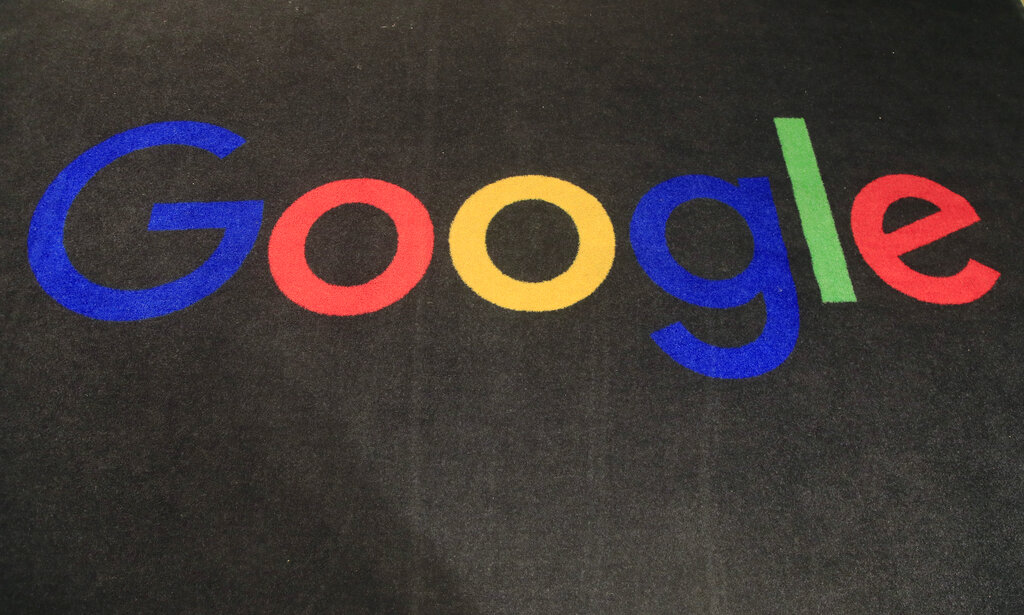 En esta imagen del lunes 18 de noviembre de 2019, el logo de Google en una alfombra en la entrada de Google France, en París. (AP)