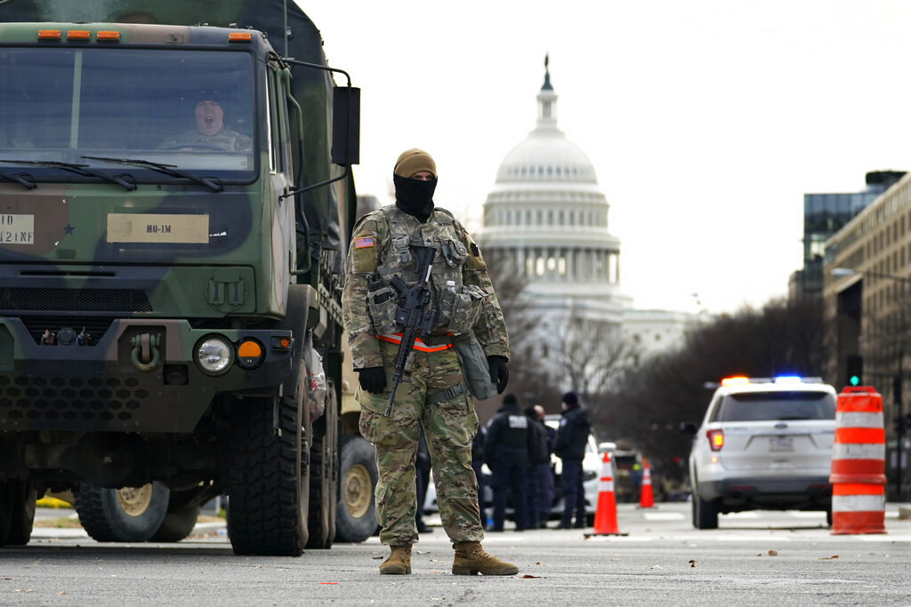 n elemento de la Guardia Nacional vigila en un camino bloqueado afuera del Capitolio al tiempo que las medidas de seguridad se refuerzan antes de la ceremonia de investidura del presidente electo Joe Biden, el lunes 18 de enero de 2021, en Washington. (AP)