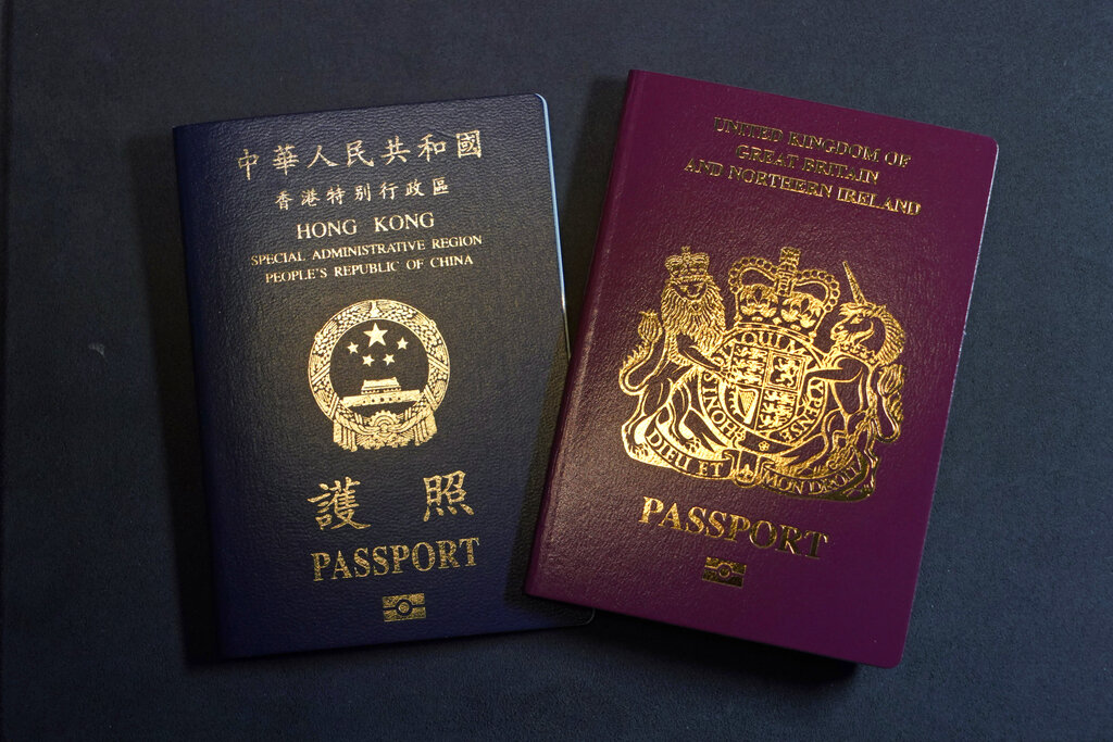 Un pasaporte británico nacional extranjero (BNO) y un pasaporte de Hong Kong, en Hong Kong, el viernes 29 de enero de 2021. (Foto AP/Kin Cheung)