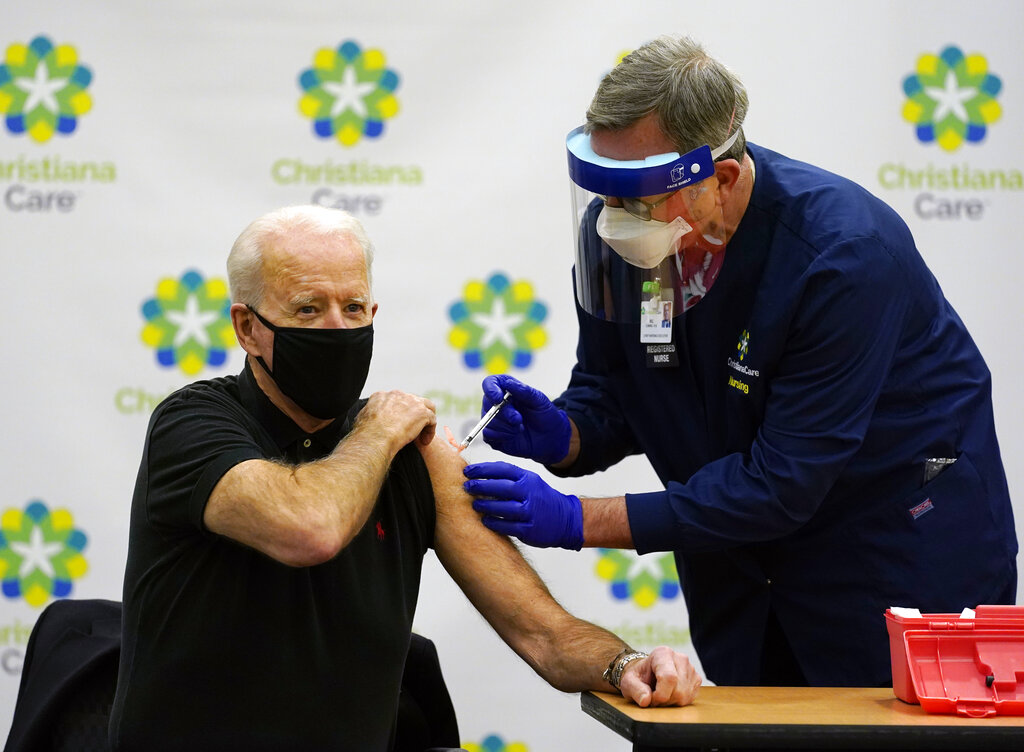 El presidente electo Joe Biden recibe la segunda dosis de la vacuna contra el coronavirus en el Hospital Christiana en Newark, Delaware, el lunes 11 de enero de 2021. (AP)