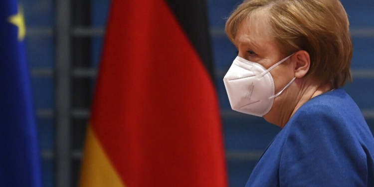 La canciller alemana Angela Merkel llega a la junta semanal con su gabinete, el 6 de enero de 2021 en la sede de la Cancillería, en Berlín, Alemania. (John MacDougall/Pool vía AP)
