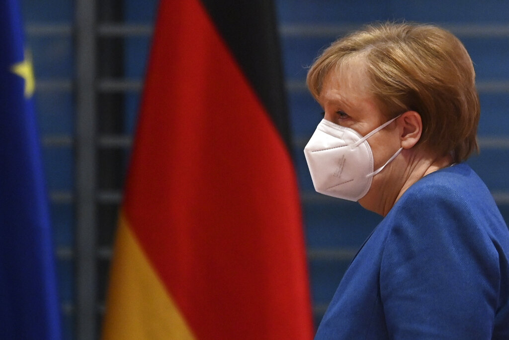 La canciller alemana Angela Merkel llega a la junta semanal con su gabinete, el 6 de enero de 2021 en la sede de la Cancillería, en Berlín, Alemania. (John MacDougall/Pool vía AP)