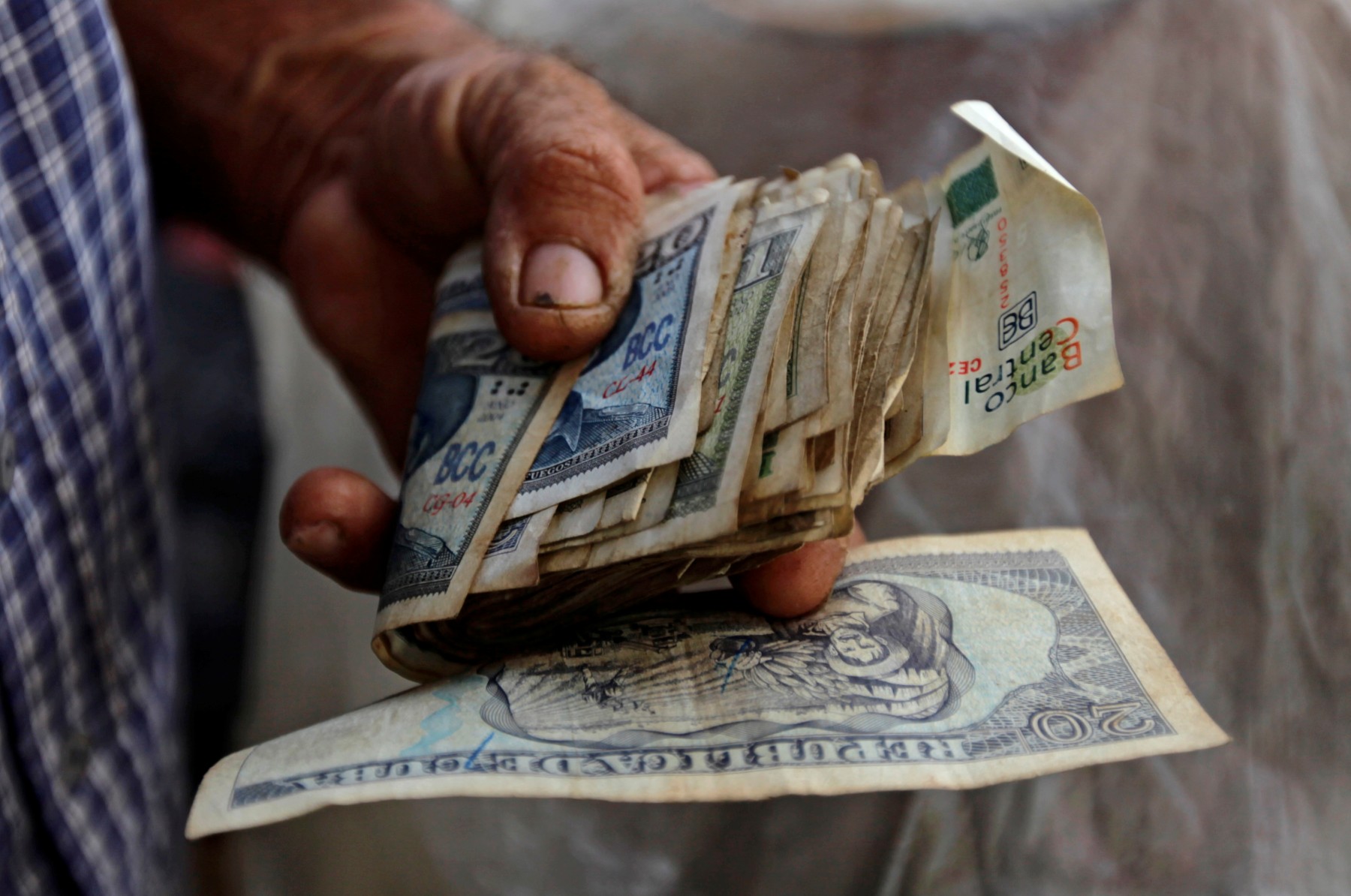 El salario mínimo será de dos mil 100 pesos cubanos