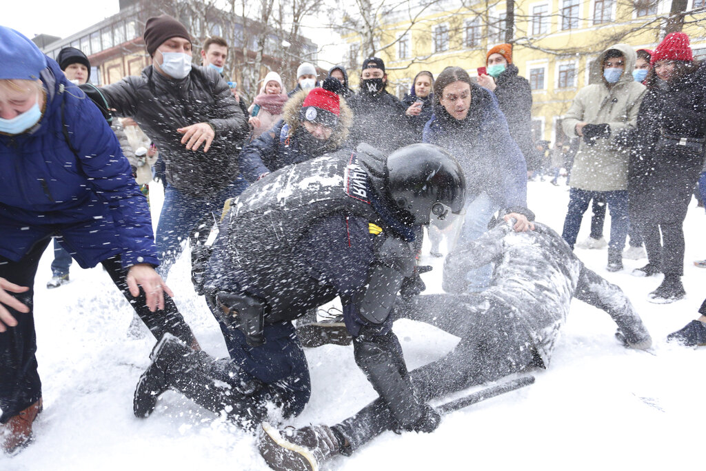 Un policía detiene a un hombre mientras otros manifestantes intentan ayudarle durante una protesta el domingo 31 de enero de 2021 contra el encarcelamiento del opositor Alexei Navalny, en San Petersburgo, Rusia. (AP)