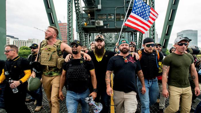 El grupo de extrema derecha 'Proud Boys' durante una manifestación en Portland, Oregon. AP