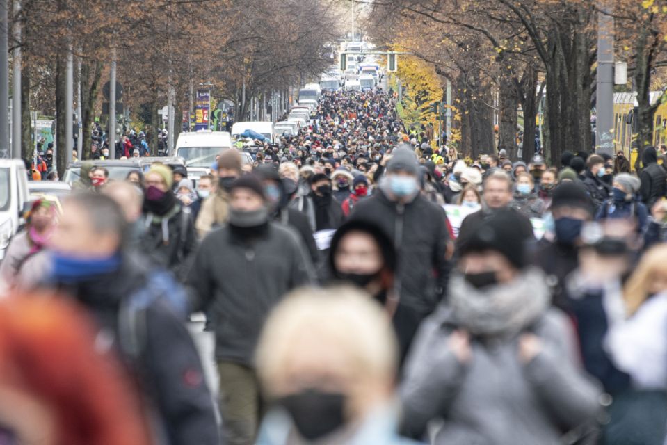 Protesta contra las restricciones impuestas por el coronavirus en Berlín, Alemania, el 22 de noviembre de 2020. AP