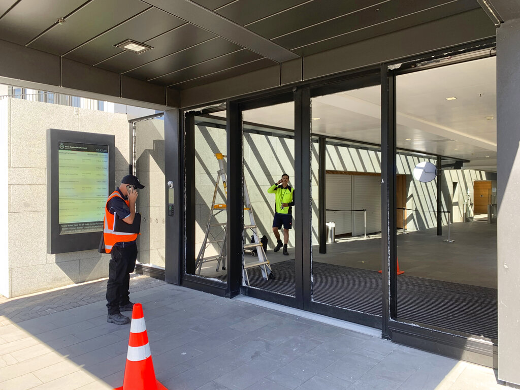 Unos trabajadores revisan unas puertas que fueron destrozadas el miércoles 13 de enero de 2020, en el Parlamento de Nueva Zelanda, ubicado en la capital Wellington. (AP)